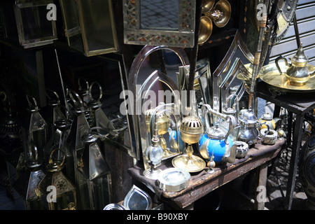 Lampes, miroirs et bric à brac à vendre, en boutique traditionnelle Souk, Place Jemaa El Fna, Marrakech, Maroc Banque D'Images