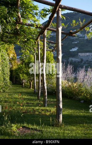 Les jardins attenant à l'hôtel Caruso de Ravello avec treillis pour de plus en plus de citron Banque D'Images