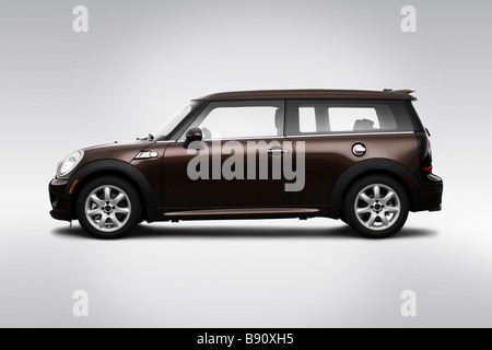 2009 Mini Cooper S Clubman en beige - Pilotes Portrait Banque D'Images