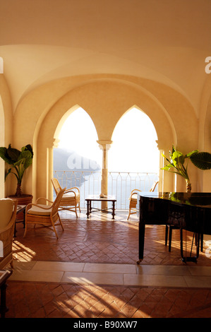 Le piano-bar à l'hôtel Caruso de Ravello sur la côte amalfitaine en Italie avec une vue sur les montagnes et le littoral. Banque D'Images