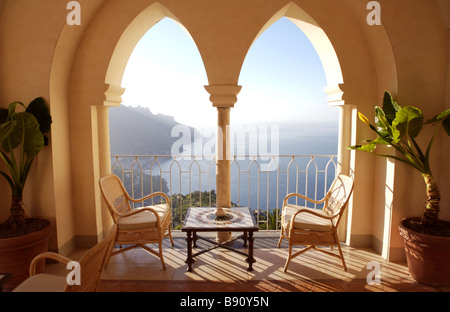 Le piano-bar à l'hôtel Caruso de Ravello sur la côte amalfitaine en Italie avec une vue sur les montagnes et le littoral. Banque D'Images