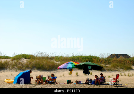 Une famille sur la plage juste à l'extérieur de la maisons de vacances dans les Outer Banks, Caroline du Nord, l'Amérique Banque D'Images