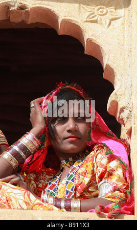 Inde Rajasthan Rajasthan Jaisalmer fille dans une fenêtre Banque D'Images