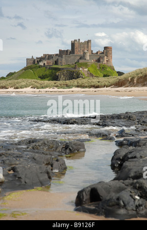 Château de Bamburgh vue de la plage en Northumbrie England UK Banque D'Images