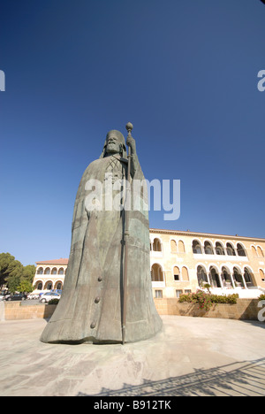 Nicosie, Chypre. Statue de l'archevêque Makarios en dehors de l'Archevêché, dans le sud de la ville. Banque D'Images