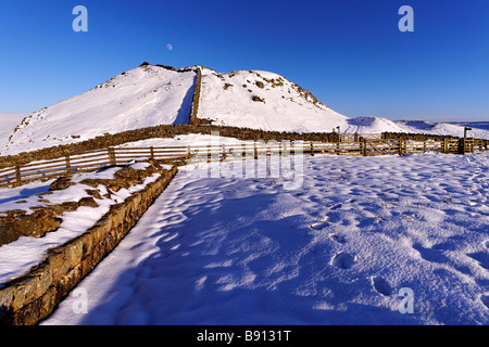 Vue hivernale du mur d'Hadrien, à l'écart des TCA dans le Northumberland Banque D'Images