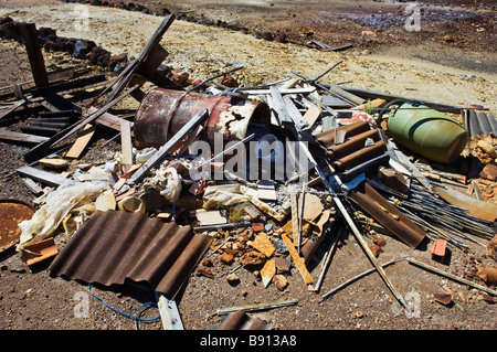 Pile de débris neglectfully abandonnés dans un champ Banque D'Images