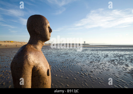 L'une des sculptures qui composent Antony Gormley est un autre 'Place' sur la plage de Crosby, Merseyside, Royaume-Uni Banque D'Images