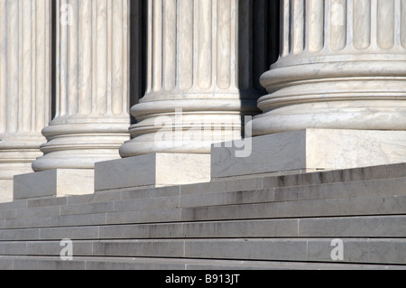 Les escaliers et les colonnes de la Cour suprême des Etats-Unis, Washington DC Banque D'Images