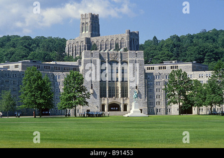 Une vue sur les bâtiments principaux et les communes et une statue de George Washington à l'Académie militaire de West Point, New York. Banque D'Images