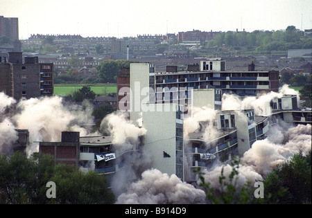 Appartements de grande hauteur sur le domaine de Kersal démolis à Salford Greater Manchester Angleterre Royaume-Uni le 14 octobre 1990 Banque D'Images