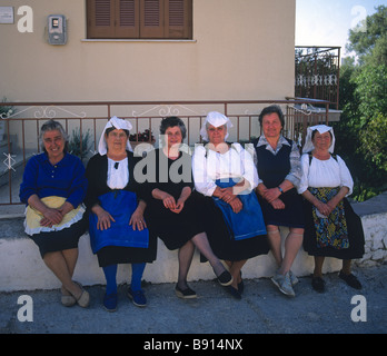 Grèce mer ionienne corfou corfou un groupe de personnes âgées femmes Banque D'Images