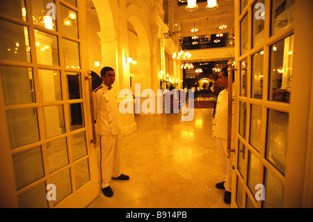 Les portiers de l'Hôtel Raffles, Singapour accueille les visiteurs. Banque D'Images