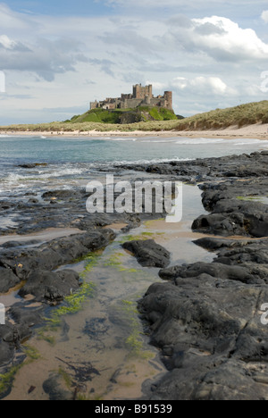 Château de Bamburgh vue de la plage en Northumbrie England UK Banque D'Images