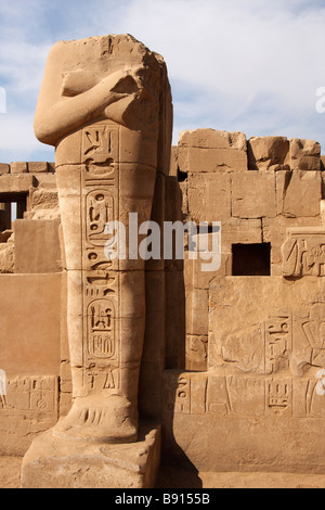 Osiris acéphale statue d'un pharaon égyptien sculpté d'hiéroglyphes, Temple de Karnak, Louxor, Egypte Banque D'Images