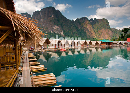 Le sud de la Thaïlande : Parc national de Khao Sok : Rafthouses Banque D'Images