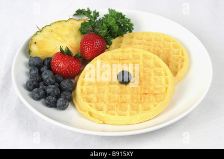 Petit-déjeuner sain de gaufres et de fruits Banque D'Images