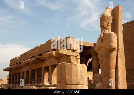 Osiris statue en pierre à l'extérieur de la salle des fêtes [Grand] de Thoutmosis III, 'Milieu Royaume Court', Temple de Karnak, Louxor, Egypte Banque D'Images