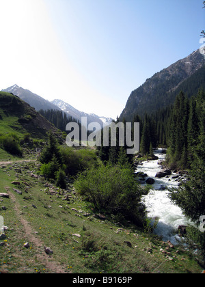 Le long de la gorge d'Ala Archa dans les montagnes, le Kirghizistan Banque D'Images