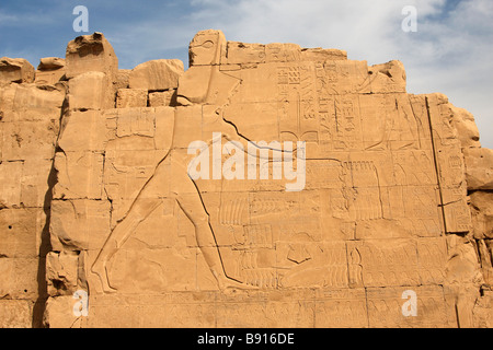 Wall relief montrant Thoutmosis III qui frappait ses ennemis sculptés sur septième pylône, Temple de Karnak, Louxor, Egypte Banque D'Images