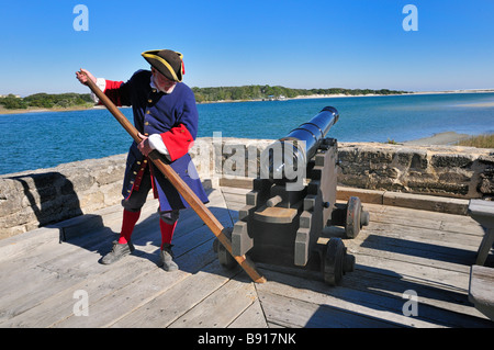 Richard Shortlidge vêtu comme un soldat espagnol dans les années 1740 démontre comment un canon vise à Fort Matanzas Banque D'Images