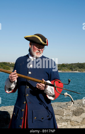 Richard Shortlidge vêtu comme un soldat espagnol dans les années 1740, décrit l'linstock (botafuego) utilisé pour tirer un coup de canon Banque D'Images