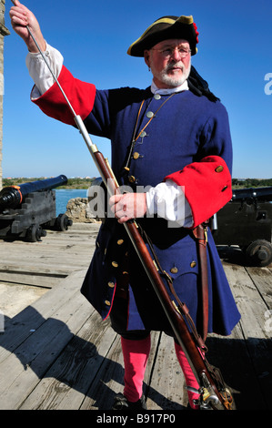 Richard Shortlidge vêtu comme un soldat espagnol dans les années 1740 utilise une baguette sur son mousquet à âme lisse Fort Matanzas Banque D'Images