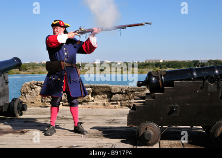 Richard Shortlidge vêtu comme un soldat espagnol dans les années 1740 ses feux de mousquet à âme lisse Banque D'Images