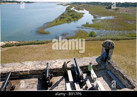 Un garde forestier du parc tout en décrivant les gestes la couverture des canons placés au Fort Matanzas Matanzas inlet avec en arrière-plan Banque D'Images