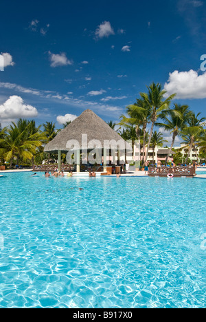 Piscine de l'hôtel pool bar chaume Bayahibe République Dominicaine Viva Wyndham Dominicus Palace all-inclusive resort palmiers Banque D'Images