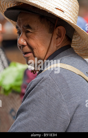 Chinois Han homme portant deux chapeaux à Lijiang, Yunnan, Chine Banque D'Images