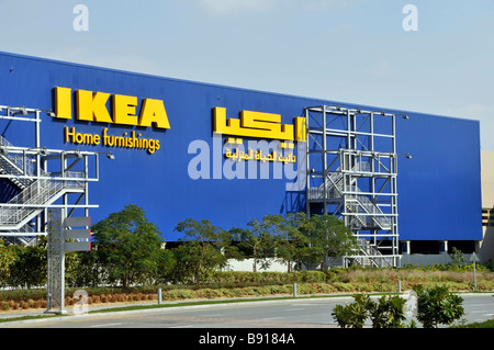 Dubai Ikea maison magasin d'ameublement dans un bâtiment moderne avec bilingue Panneaux arabes et logo emblématique escalier extérieur d'évacuation de feu Uni Émirats arabes Unis Banque D'Images