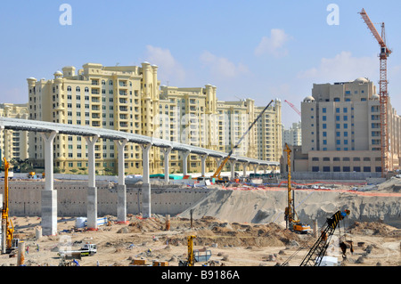 L'île artificielle palm Dubai site développement ci-dessous et autour de frais généraux viaduc monorail qui fera le lien avec la nouvelle ligne de métro Banque D'Images