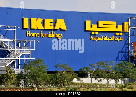 Dubai Ikea maison ameublement magasin commercial moderne bâtiment bilingue arabe Panneau et logo emblématique escalier extérieur d'évacuation de feu United Arab Émirats Arabes Unis Banque D'Images