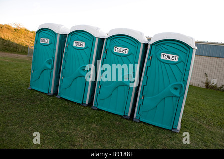 Toilettes extérieures portables dans un champ Banque D'Images