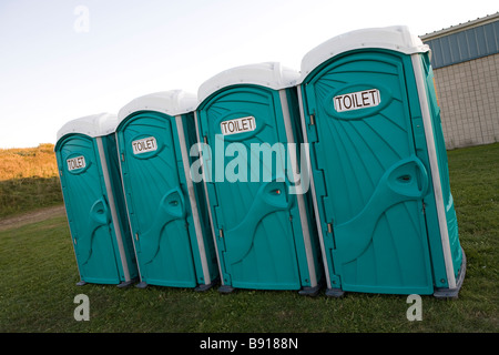 Toilettes portables toilettes extérieures dans un champ d'événements sportifs. Banque D'Images