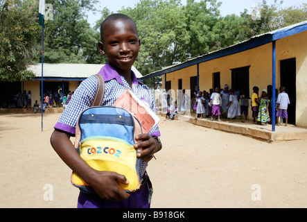 Nigéria : garçon en face de son école secondaire à Shuwa Banque D'Images