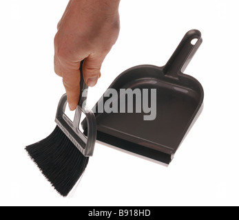 Pelle et brosse pour le nettoyage de l'outil il est isolé sur fond blanc Banque D'Images
