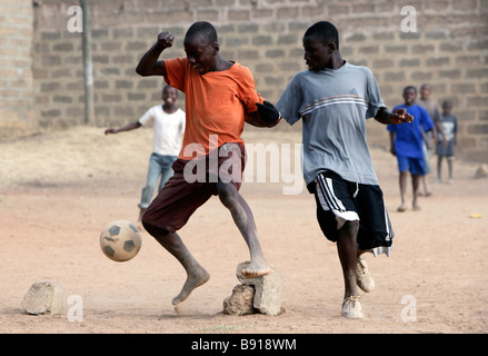 Nigeria : les jeunes garçons jouent au football, soccer Banque D'Images