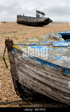 Deux bateaux de pêche sur la plage de galets sur le rivage à Dungeness, dans le Kent, UK Banque D'Images