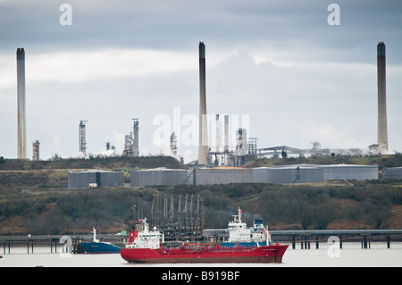 Les pétroliers et les raffineries à Milford Haven, Pembrokeshire Wales UK Banque D'Images