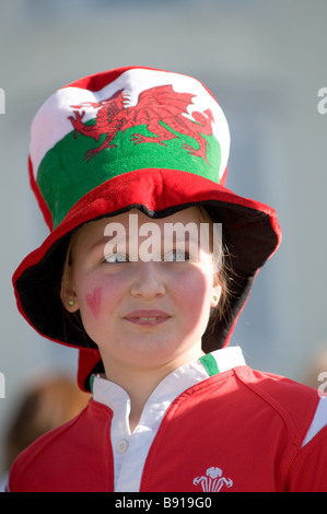 Une jeune fille portant un grand chapeau avec un dragon rouge sur il célébrer St Davids Day Wales UK Banque D'Images