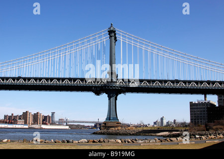 Vue de côté de la Manhattan Brooklyn pont au-dessus de l'East River, New York City, USA Banque D'Images