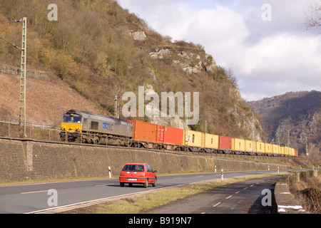 Classe 66 DLC PB15 avec un train de marchandises intermodal près de Bacharach Banque D'Images