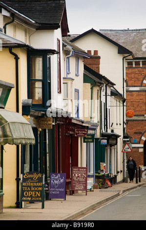 Boutiques, cafés, dans la rue principale du village sur le Powys Presteigne welsh border anglais Pays de Galles UK Banque D'Images