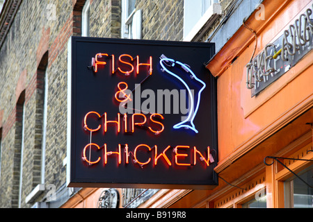 Un fish & chips en néon au-dessus d'une boutique à Victoria, Londres. Mar 2009 Banque D'Images