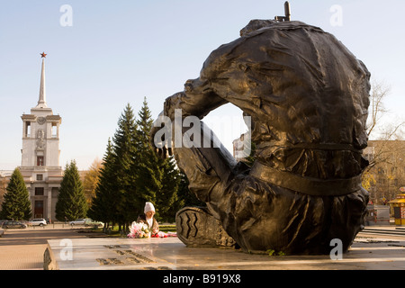 Monument commémoratif de guerre Checyna avec l'ancien siège du KGB dans l'arrière-plan qu'aujourd'hui est un hôtel. Ekaterinbourg, Yakaterinburg Russie Banque D'Images