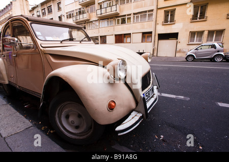 Citroën 2CV garée sur une route à Paris. Sur le côté opposé de la route est une smart. Banque D'Images