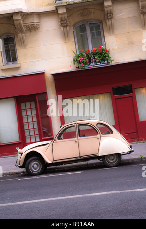 Vieille 2 cv Citroën stationné à Paris, France. Banque D'Images