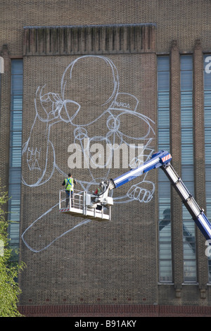 Le début d'un travail de graffiti par Nunca est disposé sur le mur de la Tate Modern, Londres, Angleterre. Banque D'Images